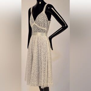 VINTAGE 1960'S SHEER LACE NIGHT DRESS W LABEL
Size 34